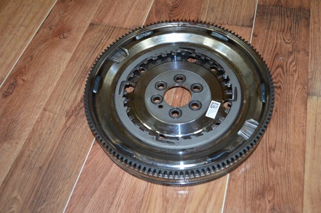 Демпферный маховик 03L105266DP VAG