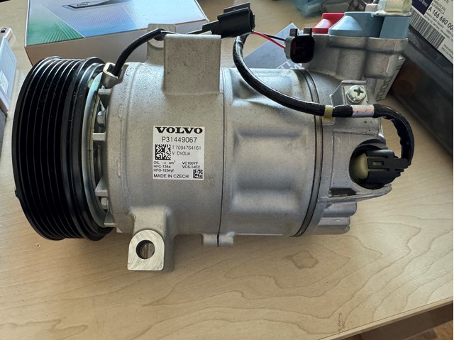 Компрессор системы кондиционирования Volvo V60 2