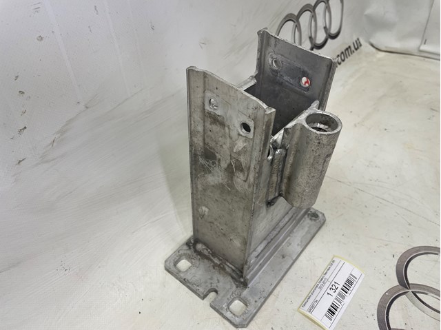 8R0807134 VAG Кронштейн усилителя переднего бампера купить в Житомир