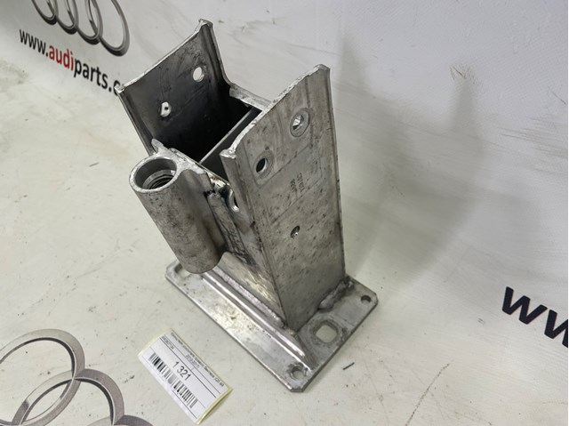 8R0807134 Кронштейн усилителя переднего бампера купить Полтава
