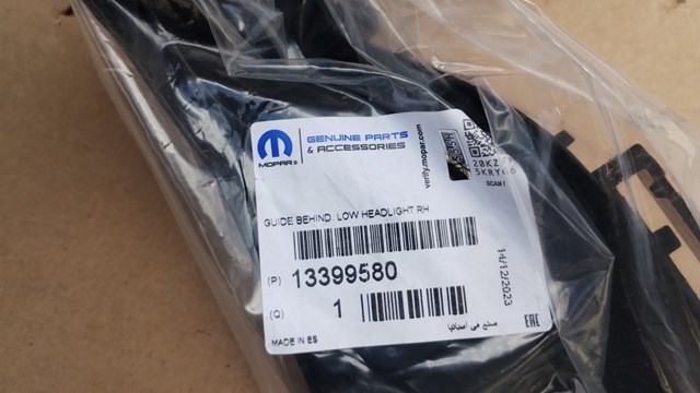 Правое крепление заднего бампера 13399580 GM