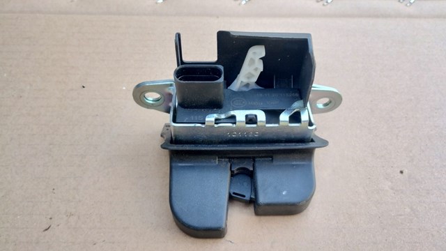 Замок пятой двери 2G6827505B VAG