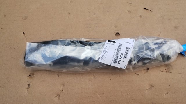 Левый кронштейн заднего бампера 39059838 GM