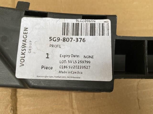 Направляющая заднего бампера, правая 5G9807376 VAG