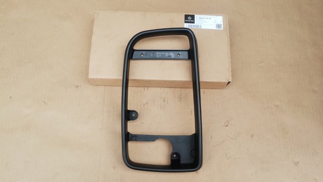 Внутренняя накладка крепления зеркала левого A0008130436 MERCEDES