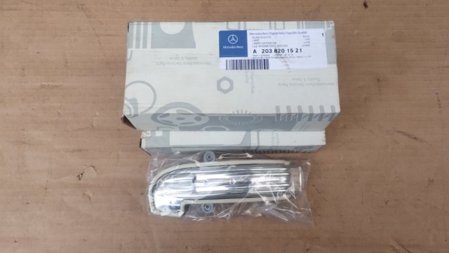 Повторитель поворота левого зеркала A2038201521 MERCEDES