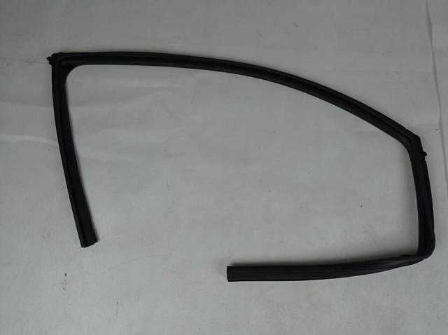 Стекло двери передней правой 5706A584 MITSUBISHI