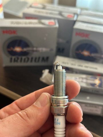 Свеча зажигания SILZKR7B11 NGK