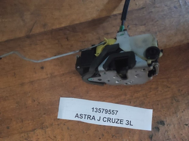 Замок задней левой двери 13579557 OPEL