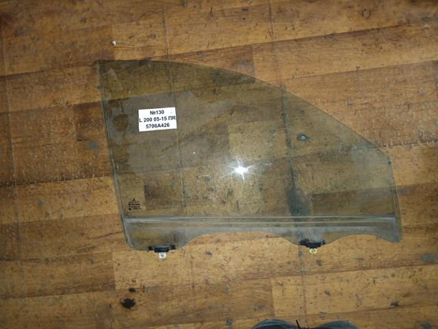 Стекло передней правой двери 5706A426 MITSUBISHI