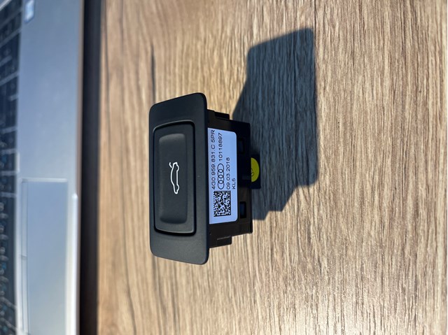 Кнопка привода замка третей/пятой двери 4G0959831C VAG