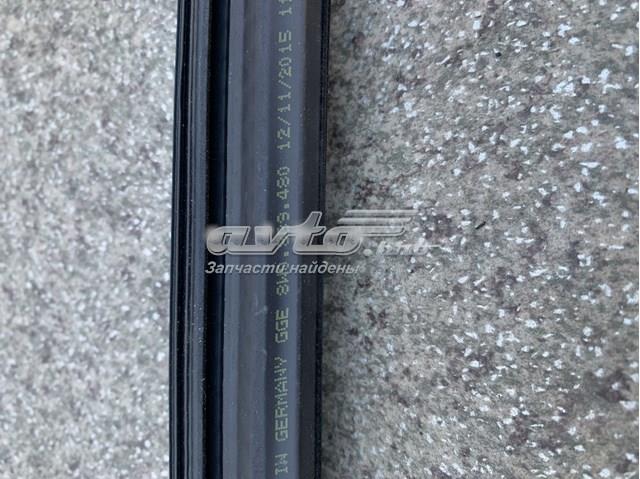 Уплотнитель стекла двери задней правой внутренний (планка) 8W0839480 VAG