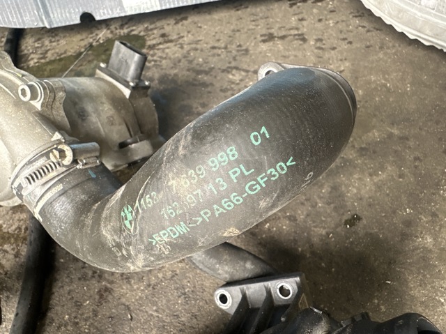 Шланг/патрубок водяного насоса, нагнетательный 11537639998 BMW