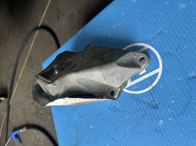 Кронштейн подушки (опоры) двигателя, правой 22116781236 BMW