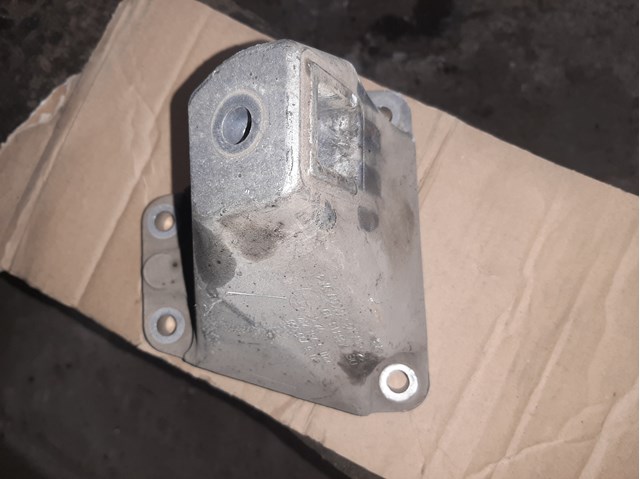 Кронштейн подушки (опоры) двигателя, правой 22116781242 BMW