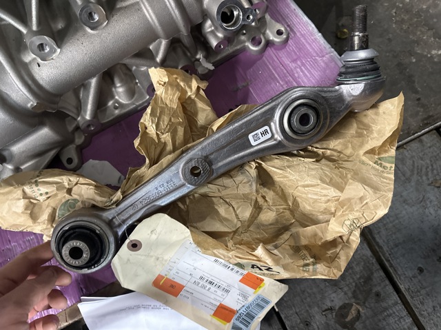 Рычаг передней подвески нижний, правый 31108093824 BMW