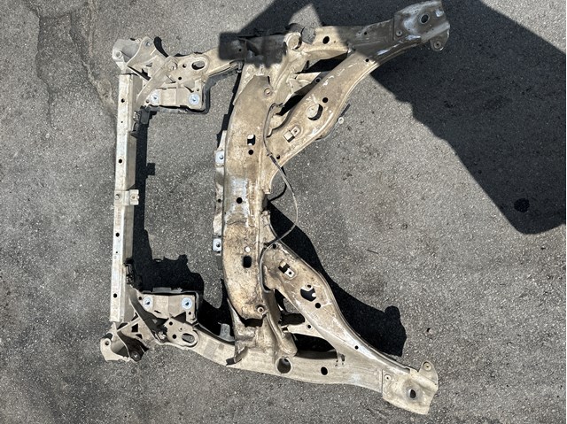 Передняя балка 31116796692 BMW