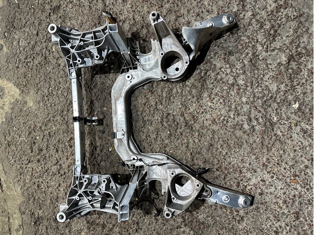 Балка передней подвески 31116799321 BMW