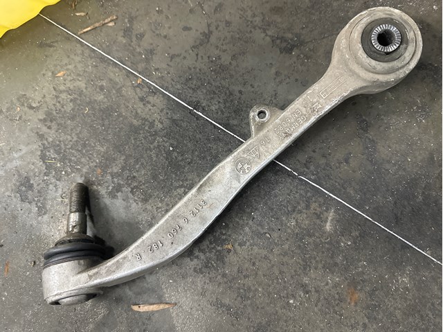 Передний нижний рычаг 31126760182 BMW