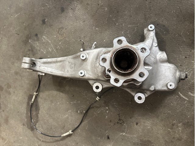 Цапфа (поворотный кулак) передний правый 31206884382 BMW