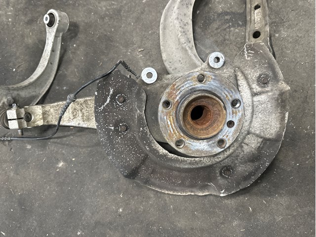 Цапфа поворотного кулака 31216777751 BMW