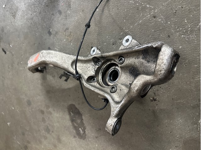 Цапфа передняя правая 31216869870 BMW
