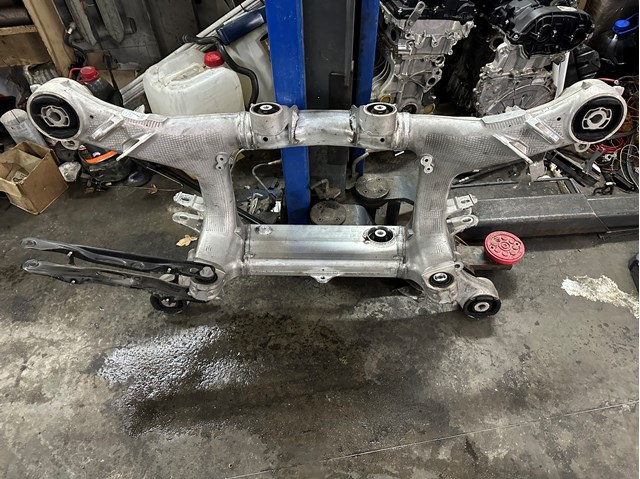 Балка задней подвески поперечная 33316861201 BMW