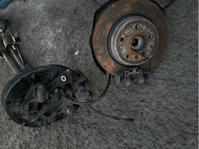 Цапфа (поворотный кулак) задний правый 33326792524 BMW