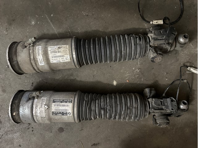 Амортизатор задней подвески, левый 37106858811 BMW