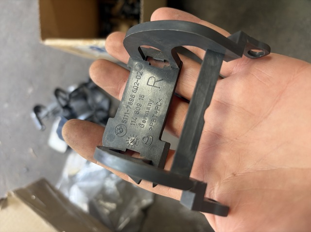 Кронштейн форсунки омывателя фар 51117896602 BMW