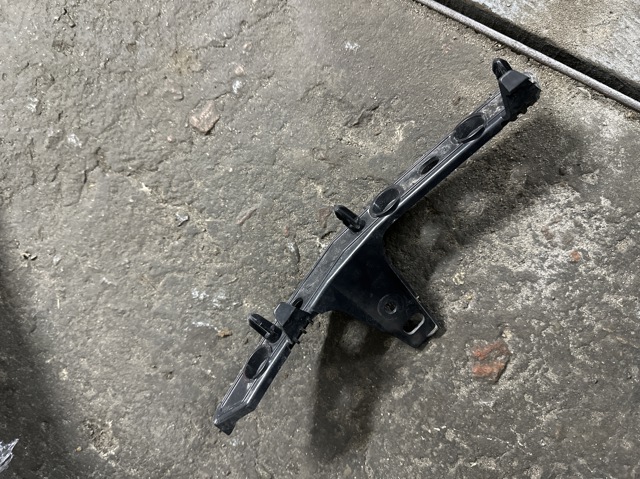 Кронштейн бампера переднего, правый 51117933610 BMW