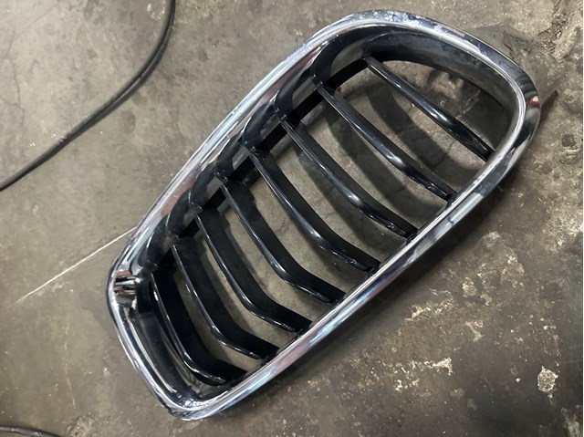 Решетка радиатора правая 51137260498 BMW
