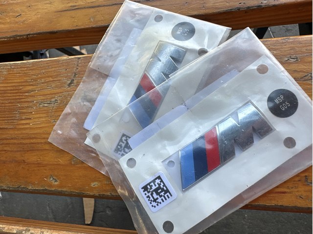 Фирменный значек капота 51148094236 BMW