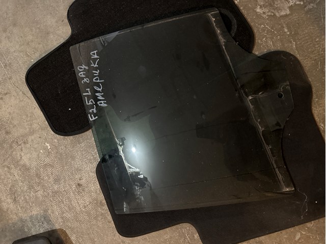 Стекло двери задней левой 51357391675 BMW