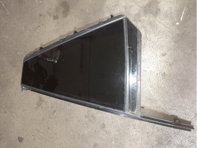 Стекло-форточка двери, задней, левой 51357444075 BMW