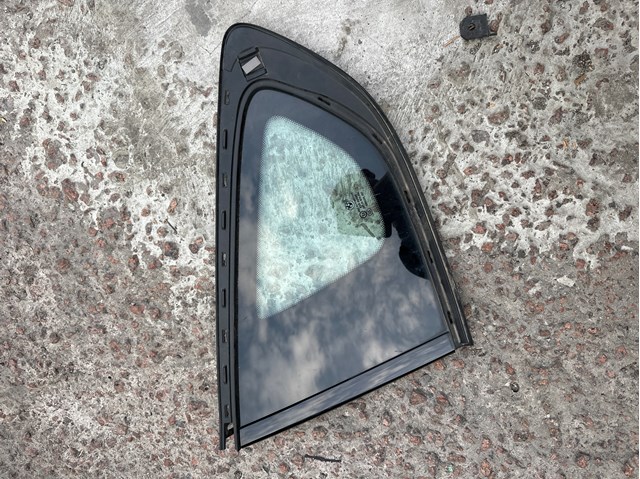 Стекло багажника, левое 51377197897 BMW
