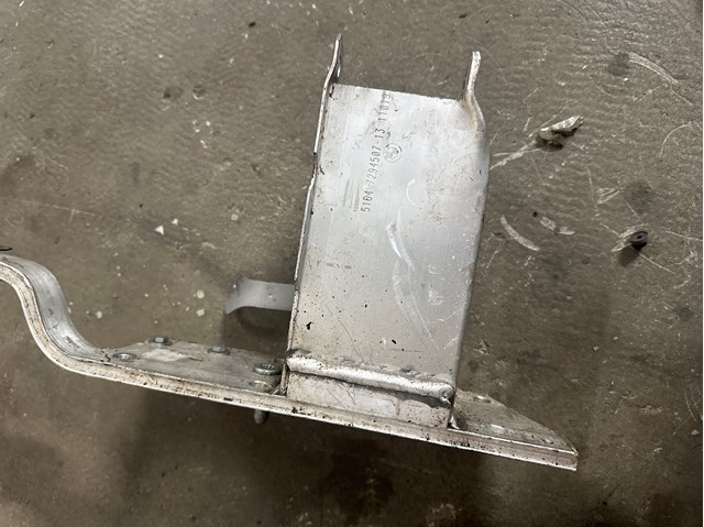 Кронштейн усилителя переднего бампера 51647294507 BMW