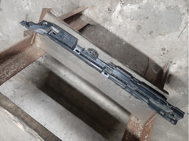 Кронштейн наружной накладки порога левой 51777204021 BMW