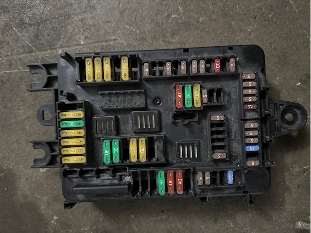 Блок реле и предохранителей 61149389070 BMW