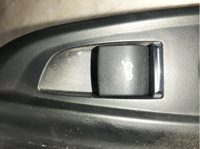 Кнопка салона привода крышки багажника (двери 3/5-й (ляды) 61319318704 BMW
