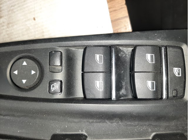 Кнопочный блок управления стеклоподъемником передний левый 61319362116
