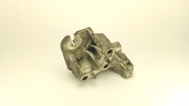 Кронштейн подушки (опоры) двигателя, левой 9805300680 PEUGEOT
