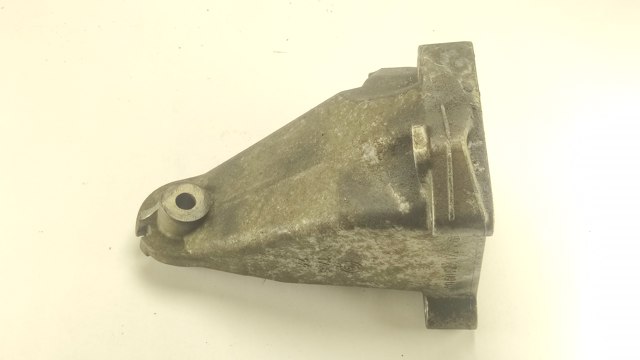 Кронштейн подушки (опоры) двигателя, левой A2712230904 MERCEDES