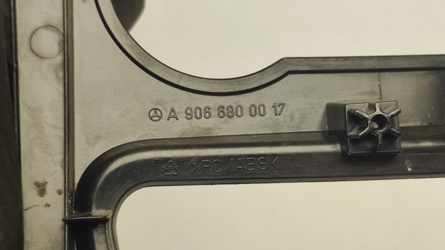 MERCEDES A9066800017 Облицовка приборов управления "торпедо" в наличии Черкассы