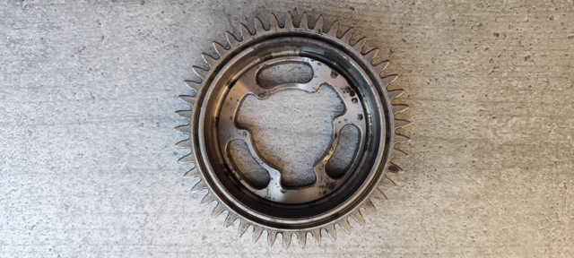 RENAULT 130257408R Шестерня выпускного распредвала в наличии Ирпень