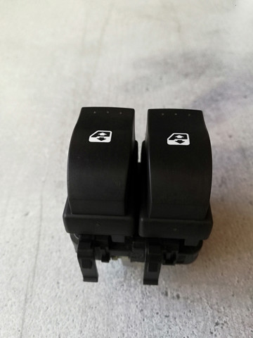 Кнопки переднего левого стеклоподъёмника 8200108268 RENAULT