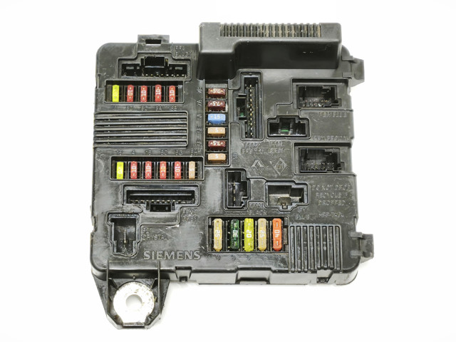 Блок предохранителей и реле 8200306032 RENAULT