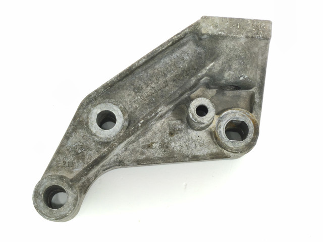 Кронштейн подушки (опоры) двигателя, правой 8200404274 RENAULT