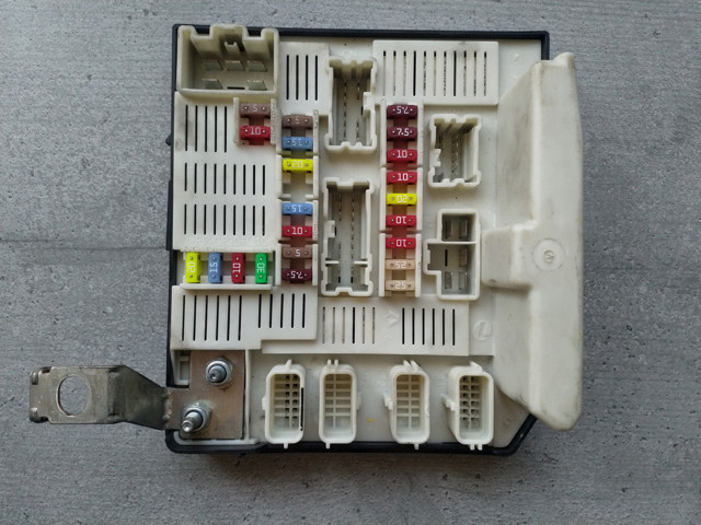 Панель предохранителей 8200455424 RENAULT