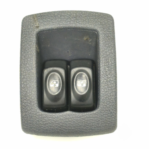 RENAULT 8200467835 Кнопка включения мотора стеклоподъемника задняя правая в наличии Черновцы